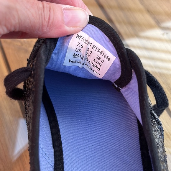 Kate Spade for kids, beautiful sequence sneakers, size 7 1/2 - Picture 8 of 8